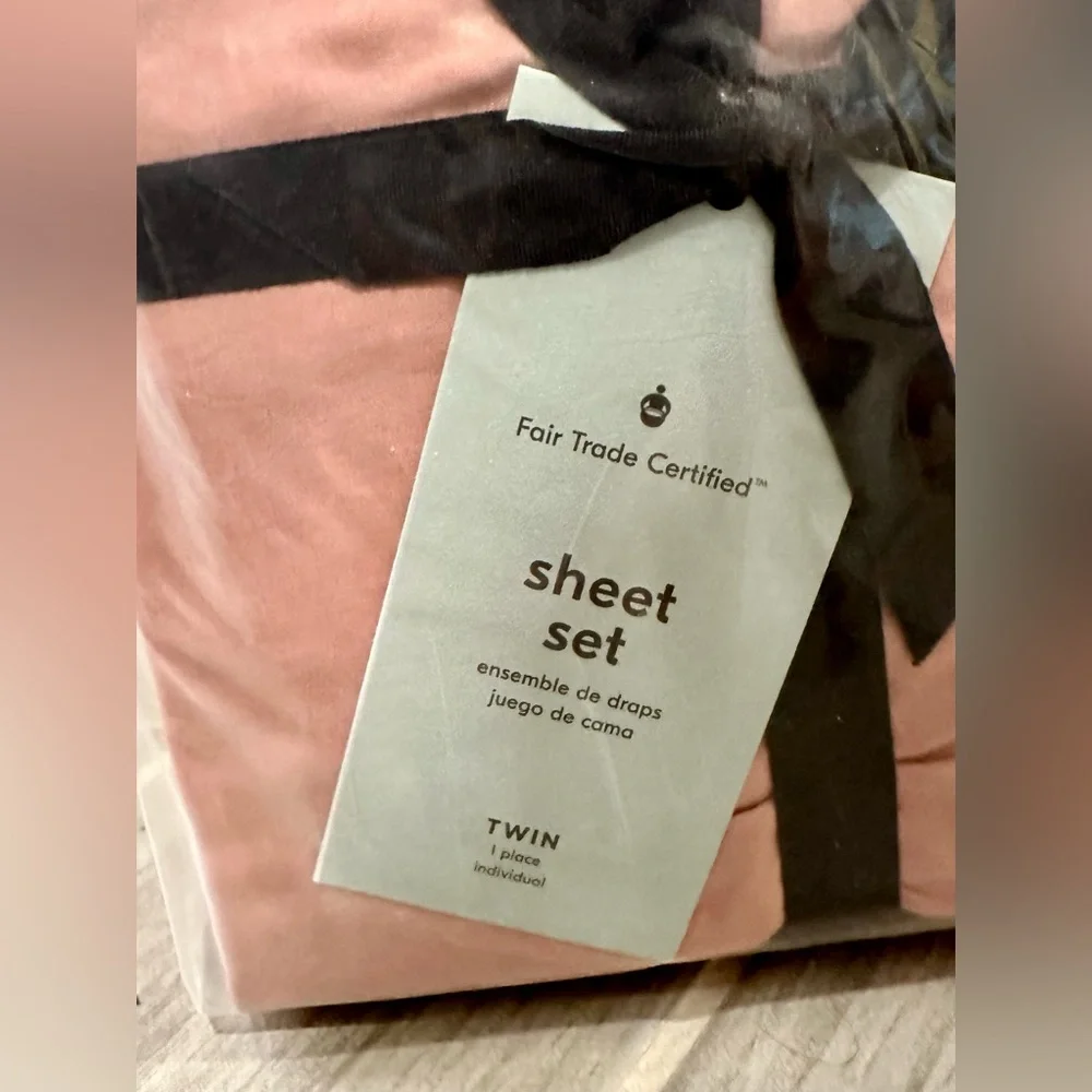 West Elm 100% Tencel Lyocell Twin Rose Bedsheet Set